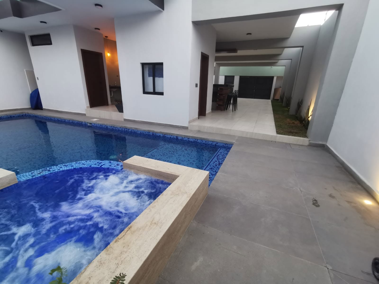 Jacuzzi y Pasillo Iluminado - Terraza La Opulenza